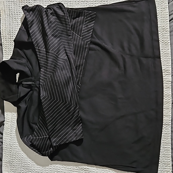 Avia running top halfway zip up. Large black. - Picture 5 of 5